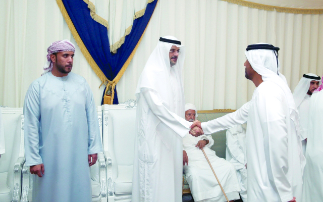 "Ⅶ ولي عهد الشارقة يتقبل التعازي إلى جانب ذوي الشهيد | وام"