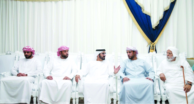 "Ⅶ محمد بن راشد في حديث مع ذوي الشهيد | تصوير: خليفة اليوسف"