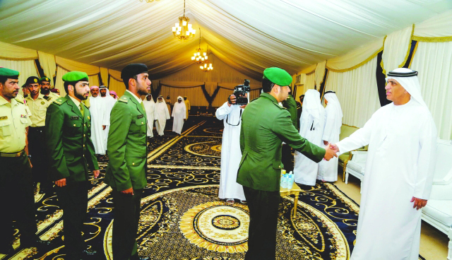 "Ⅶ .. ويصافح رجال القوات المسلحة"