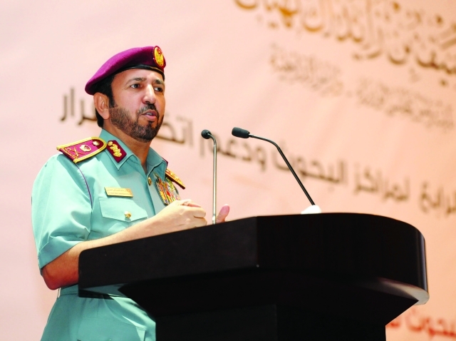 "■ ناصر النعيمي متحدثاً في الملتقى"
