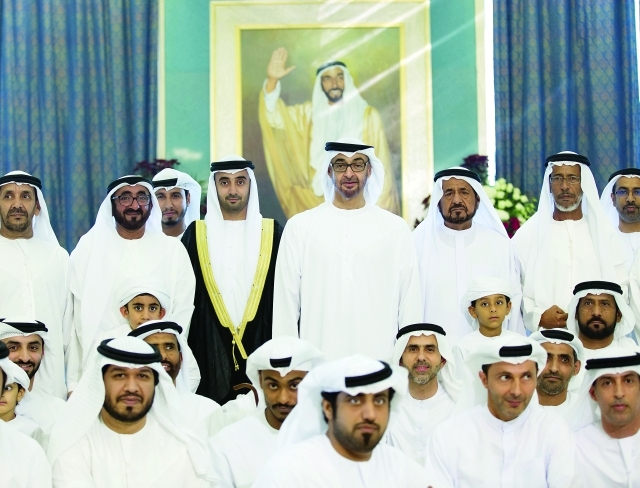 "■ ولي عهد أبوظبي يتوسط العريس وذويه بحضور حمد الرميثي"