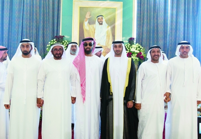 "■ طحنون بن زايد والعريس وجانب من الحضور"