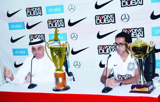 " حماد «يسار» وخالد المهيري خلال حديثهما للاعبي الصالات والشاطئية | البيان"