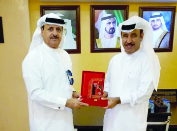 "■ إسماعيل القرقاوي «يسار» يهدي درع السلة لراشد أميري | البيان"