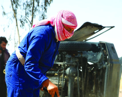 "Ⅶ عنصر من المقاومة يبحث عن ألغام زرعها الحوثيون في مأرب | أ.ف.ب"