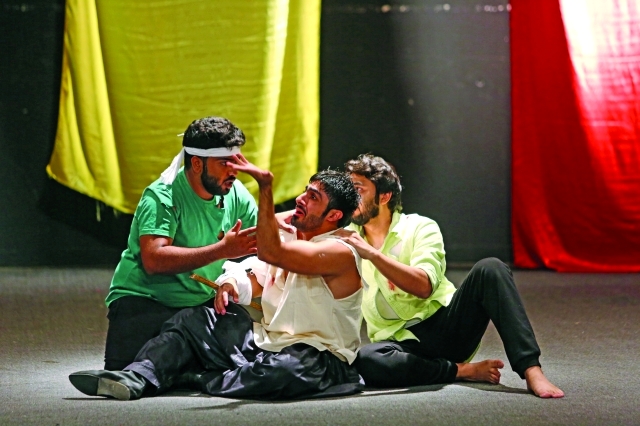 "■ من عرض مسرحية «الجزيرة»"