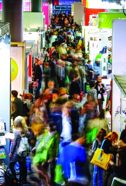 "جمهور غفير بين أجنحة المعرض"