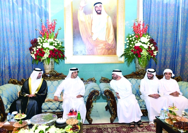 "■ منصور بن زايد خلال حضوره الحفل"