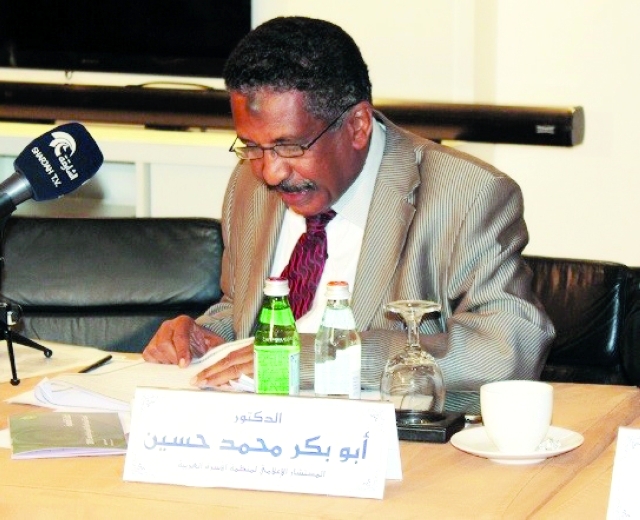 "أبو بكر حسين: القراءة التقليدية تحقق إشباعاً روحياً"