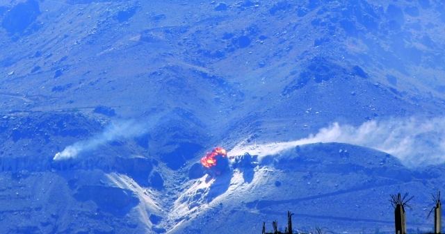 "دخان يتصاعد من مخزن سلاح للمتمردين قصفته قوات التحالف في جبل نقم بصنعاء | أ.ب"