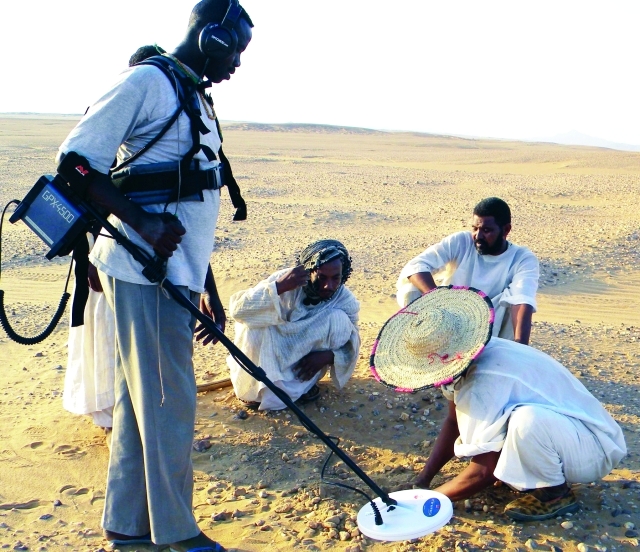 "■ سودانيون ينقّبون تقليدياً عن الذهب في أحد المناطق شمالي البلاد | البيان"