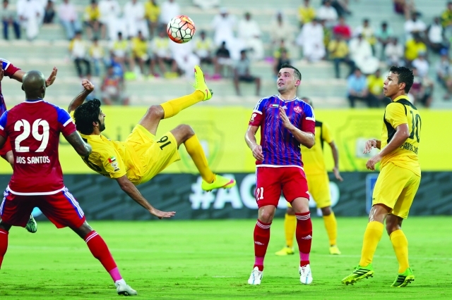 "■ جانب من لقاء الفريقين في مباريات كأس الخليج العربي | البيان"