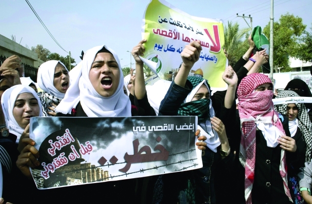 "■ تظاهرة في خان يونس تضامناً مع المسجد الأقصى  |  أ.ف.ب"