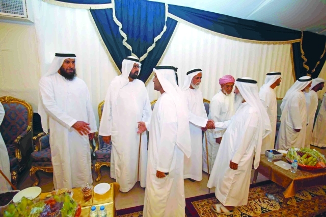 "■ ذوو الشهيد يتقبلون العزاء"