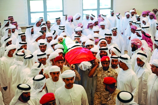 "■ جثمان الشهيد محمولاً على الأكتاف"