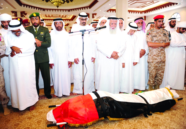 "■ سيف بن محمد وخالد وذياب بن محمد بن زايد أثناء تأدية صلاة الجنازة | تصوير: عمران خالد"