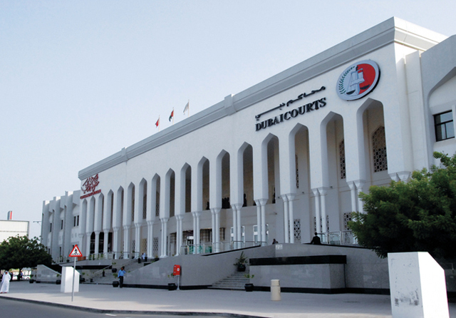مسافرة تنقل كيلوغراماً كوكايين في ملابسها الداخلية