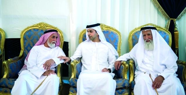 "■ عمر بن زايد مواسياً ذوي الشهيد"
