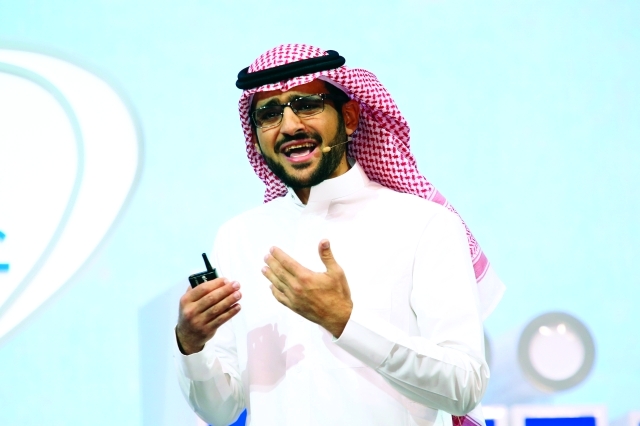 "■ معاذ الخلف متحدثاً في الجلسة الثانية"