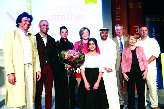 "■ إيزابيل أبو الهول وسعيد النابودة يتوسطان مجموعة من منظمي المهرجان والرعاة والشركاء | تصوير- محمد الزرعوني"