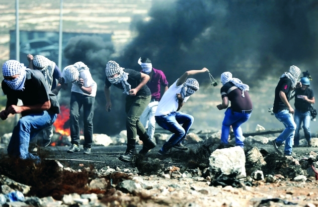 "■ مواجهات بين منتفضين فلسطينيين وقوات الاحتلال قرب البيرة  |   أ.ف.ب"