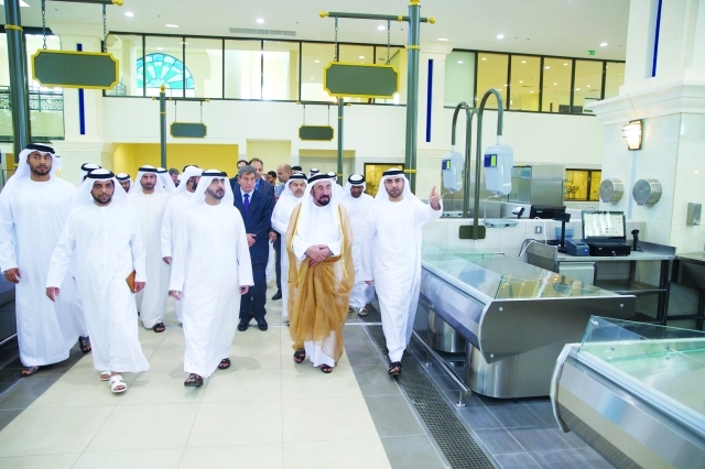 "حاكم الشارقة أثناء تفقده مجريات العمل في سوق الجبيل ــ البيان"