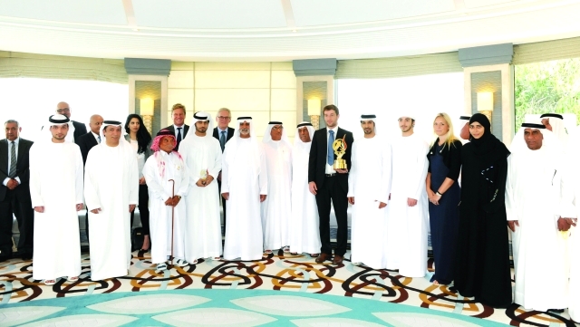 " نهيان بن مبارك يتوسط المنظمين وأبطال كأس السوبر لهوكي الجليد | البيان"