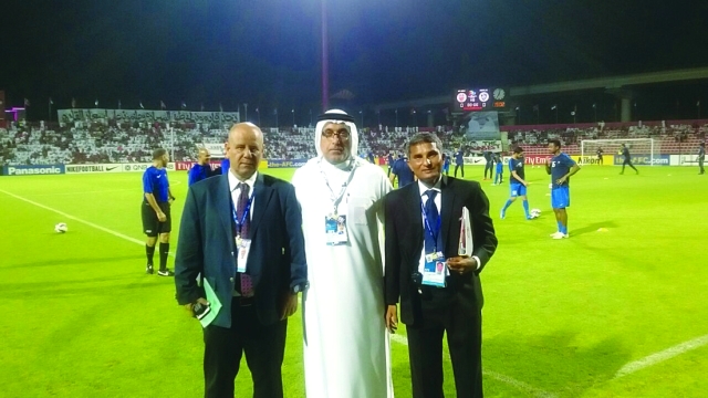 "■ عبدالله حسن مع مراقبي المباراة والحكام"