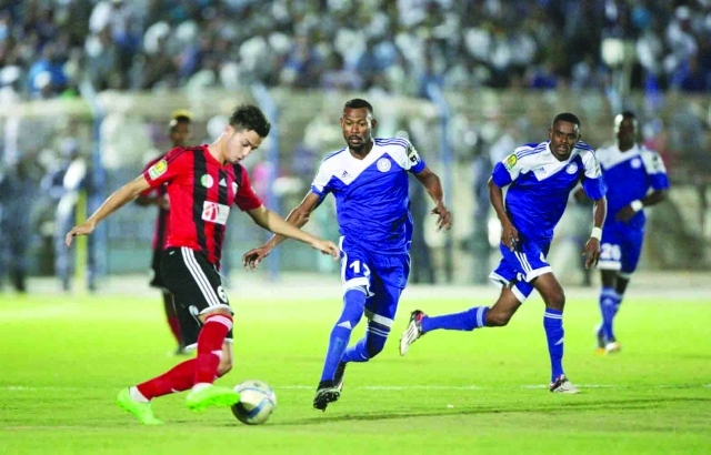 "■ جانب من لقاء الهلال واتحاد العاصمة الجزائري في دوري أبطال أفريقيا | أرشيفية"