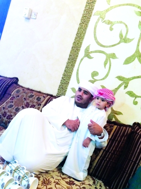 "الشهيد حمود العامري مع ابنه محمد |   من المصدر"
