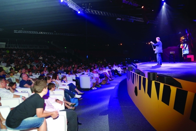 "■ استعراض مهارات ألعاب الخفة أمام الحضور | تصوير- محمد الزرعوني"