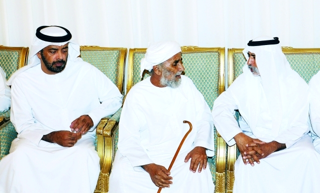 "■ نهيان بن مبارك يواسي ذوي الشهيد"