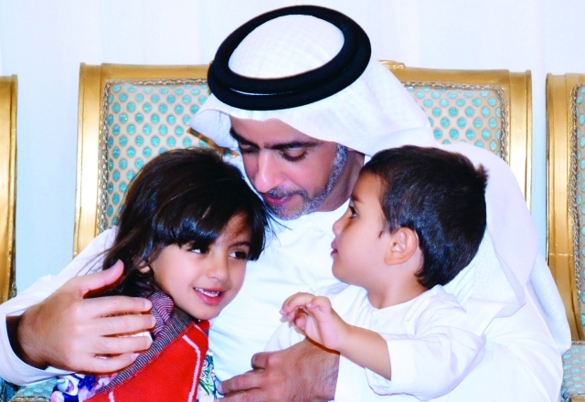 "■ سيف بن زايد يحتضن وديمة ومحمد ابني الشهيد العامري | وام"