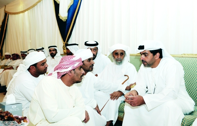 "■ حامد بن زايد يقدم واجب العزاء"