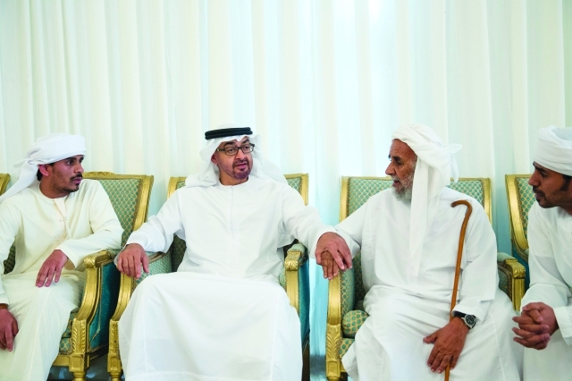 "■ محمد بن زايد يواسي ذوي الشهيد حمود العامري | وام"