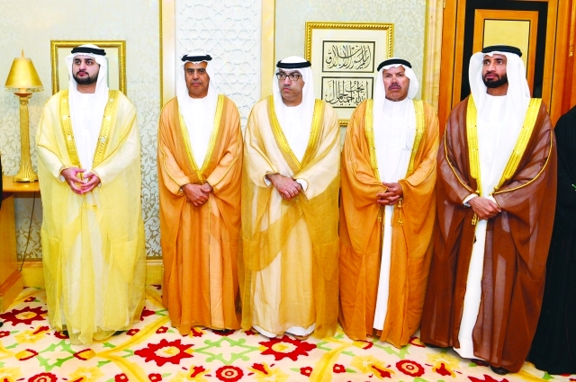 "مكتوم بن محمد وعبيد الطاير وعبدالرحمن العويس ومصبح الفتان ومحمد الشيباني خلال توقيع الاتفاقية"