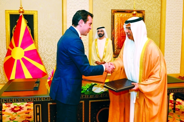 "تبادل الاتفاقية بحضور نائب رئيس الدولة بين عبيد الطاير ووزير خارجية مقدونيا"