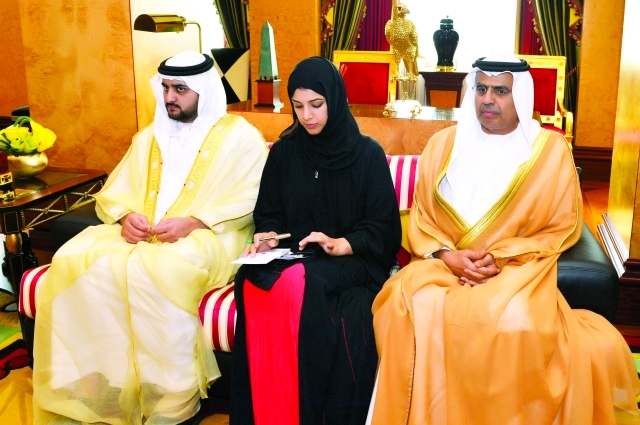 "مكتوم بن محمد وعبيد الطاير وريم الهاشمي خلال اللقاء"