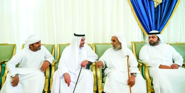 "■ حمد الشرقي ومحمد بن حمد يقدمان واجب العزاء"