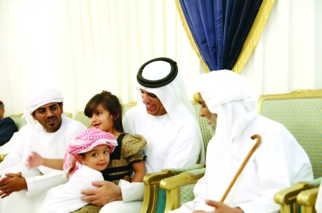 "■ سعود بن صقر يواسي ذوي الفقيد"