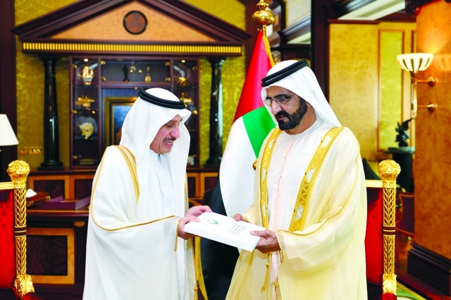 "■ محمد بن راشد يتسلم الرسالة الخطية من السفير السعودي | تصوير: سيف محمد"