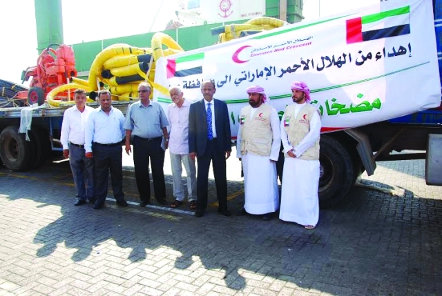 "■ ممثلو الهلال الاحمر ومسؤولون يمنيون في استقبال سفينة المساعدات | البيان"