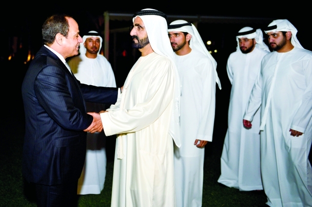 "■ محمد بن راشد مرحباً بالرئيس المصري بحضور حمدان ومكتوم وأحمد بن محمد وسلطان السبوسي"
