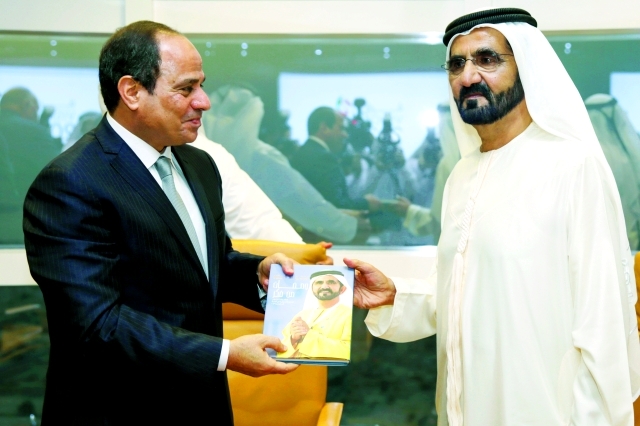 "■ سموه يهدي الرئيس المصري نسخة من كتاب ومضات من فكر"