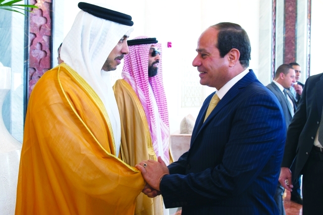 "■ منصور بن زايد مصافحاً عبدالفتاح السيسي"