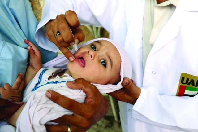 "لقطة من إحدى حملات تطعيم الأطفال ضد الشلل  |‏‏  البيان"