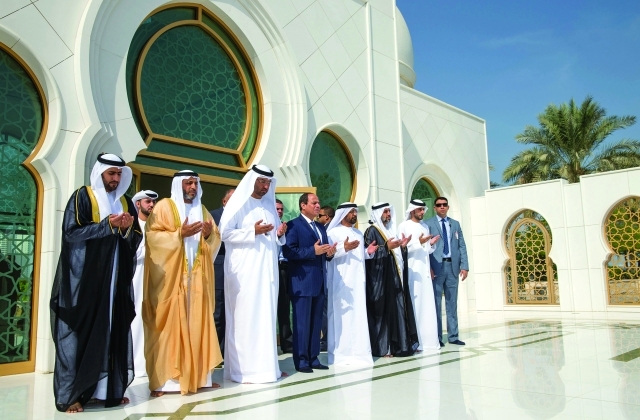 "■ السيسي أثناء قراءة الفاتحة على روح الشيخ زايد"