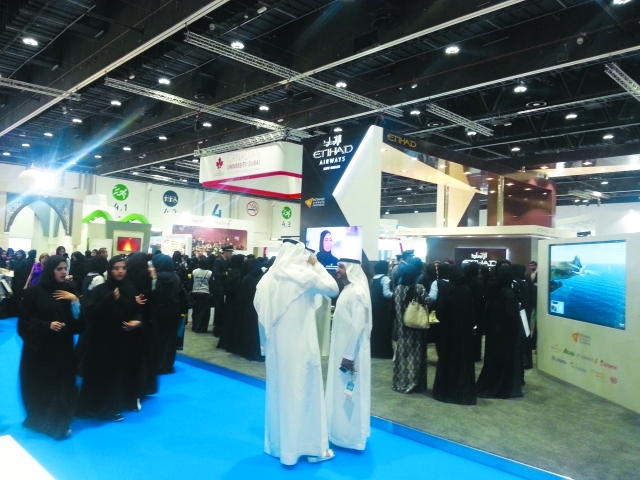 "■ حضور كثيف للطالبات في اليوم الثاني للمعرض | من المصدر"