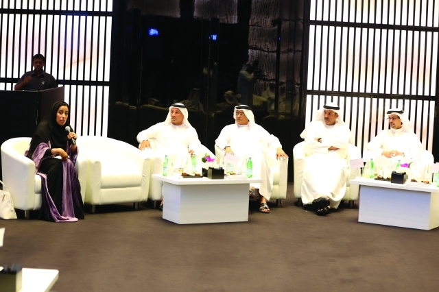 "منى المري متحدثة خلال الجلسة بحضور حمد بوعميم وراشد المطروشي وعبدالحميد جمعة وعبدالله الكرم | تصوير: محمد هشام"
