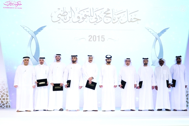 "■ منصور بن محمد يتوسط الرواد المكرمين"